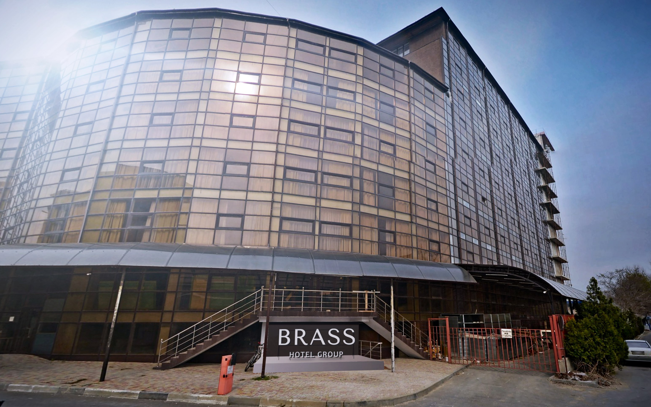 Логотип Brass Hotel Group на здании